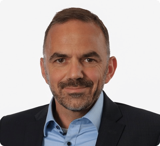 Jürgen arbeitet seit über drei Jahrzehnten in der Banken- und Versicherungswelt und begleitet seit 2001 als selbstständiger Berater Unternehmen und deren Mitarbeitende.